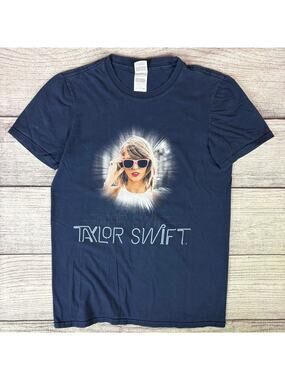 Taylor Swift "The 1989 World Tour" Tour T-shirt